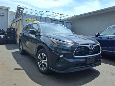 Used 2023 Toyota Highlander XLE AWD/4WD image 3