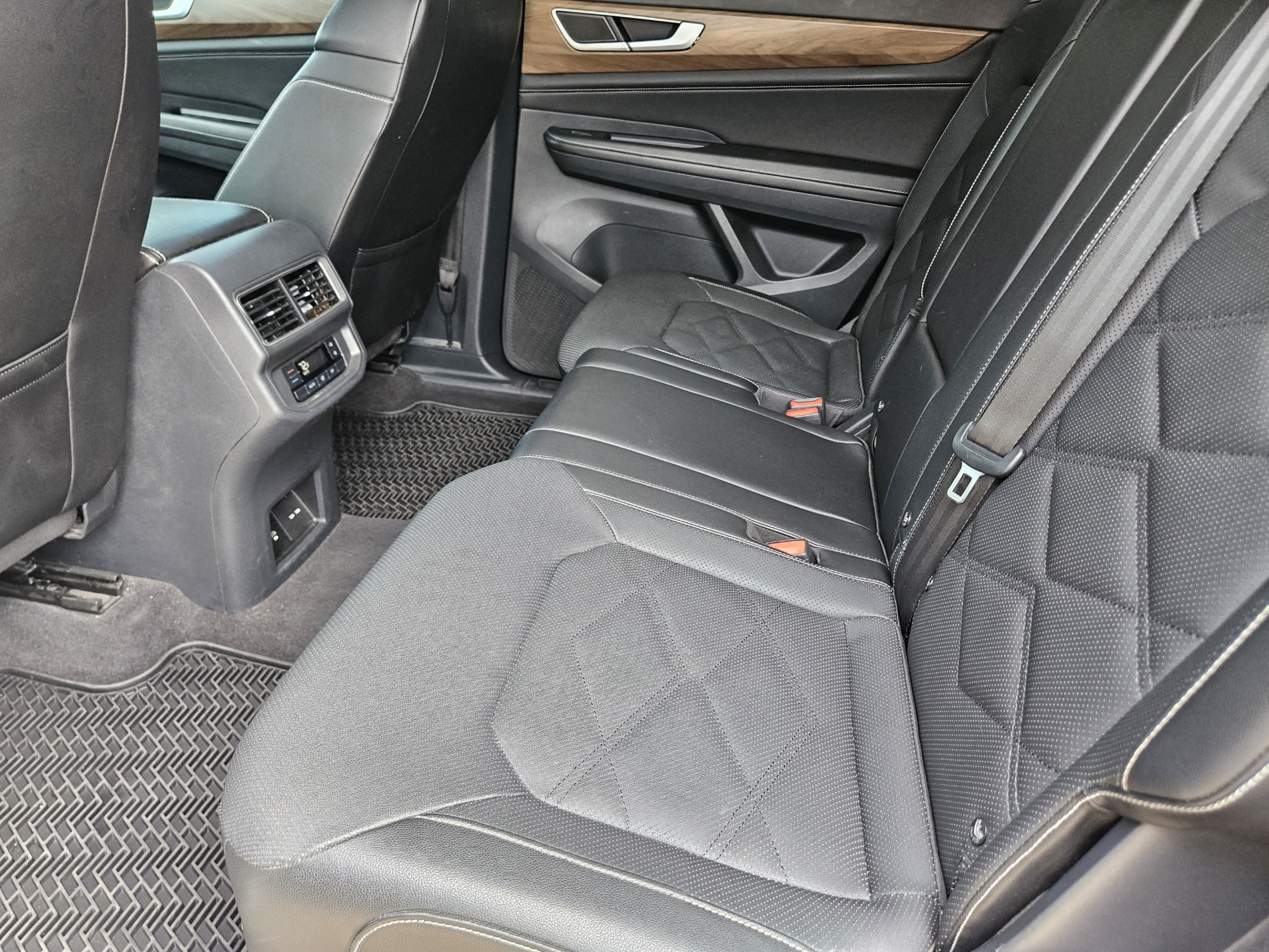 Used 2024 Volkswagen Atlas SE w/ Panoramic Sunroof Package FWD image 20
