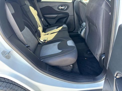 Used 2015 Jeep Cherokee Sport image 12