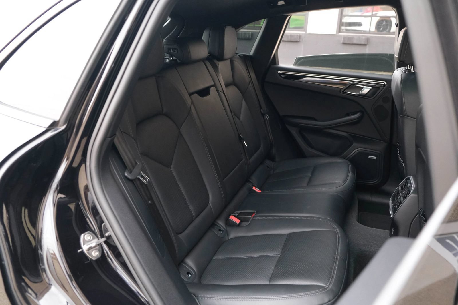Used 2022 Porsche Macan w/ Premium Package Plus AWD/4WD image 31