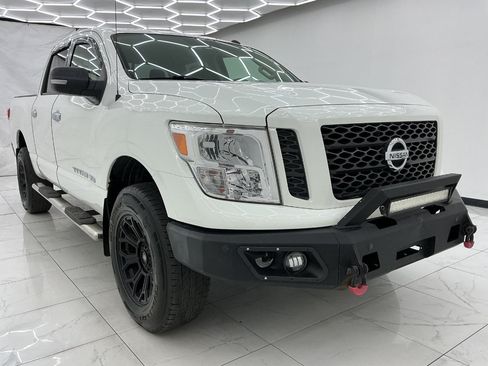 Used 2019 Nissan Titan SV AWD/4WD image 3