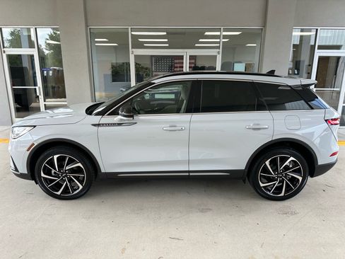Used 2025 Lincoln Corsair Reserve w/ Equipment Group 202A FWD image 4