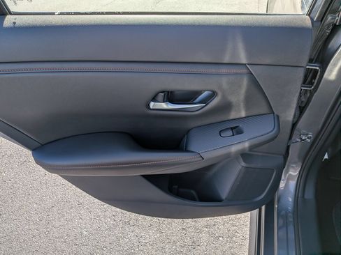 Used 2025 Nissan Sentra SR w/ SR Premium Package FWD image 27