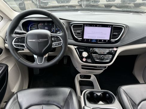 Used 2023 Chrysler Pacifica Touring-L FWD image 15