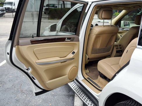 Used 2011 Mercedes-Benz GL 450 4MATIC image 13