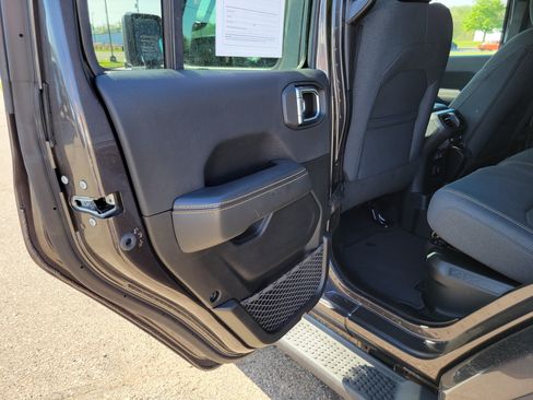 Used 2025 Jeep Wrangler Unlimited Sahara AWD/4WD image 15