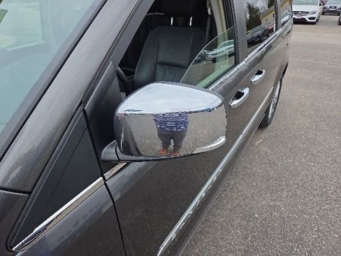 Used 2016 Chrysler Town & Country Touring-L FWD image 36