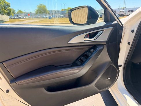 Used 2018 MAZDA MAZDA3 Touring FWD image 9