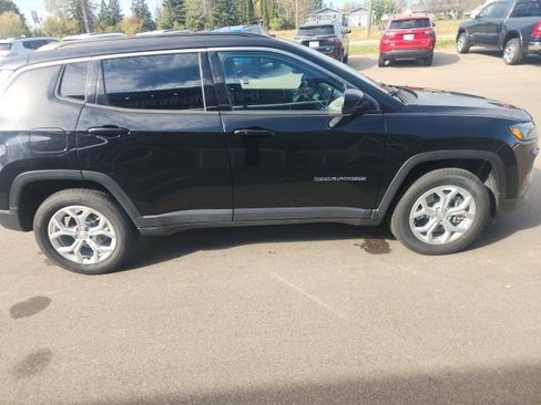 Used 2024 Jeep Compass Latitude image 8