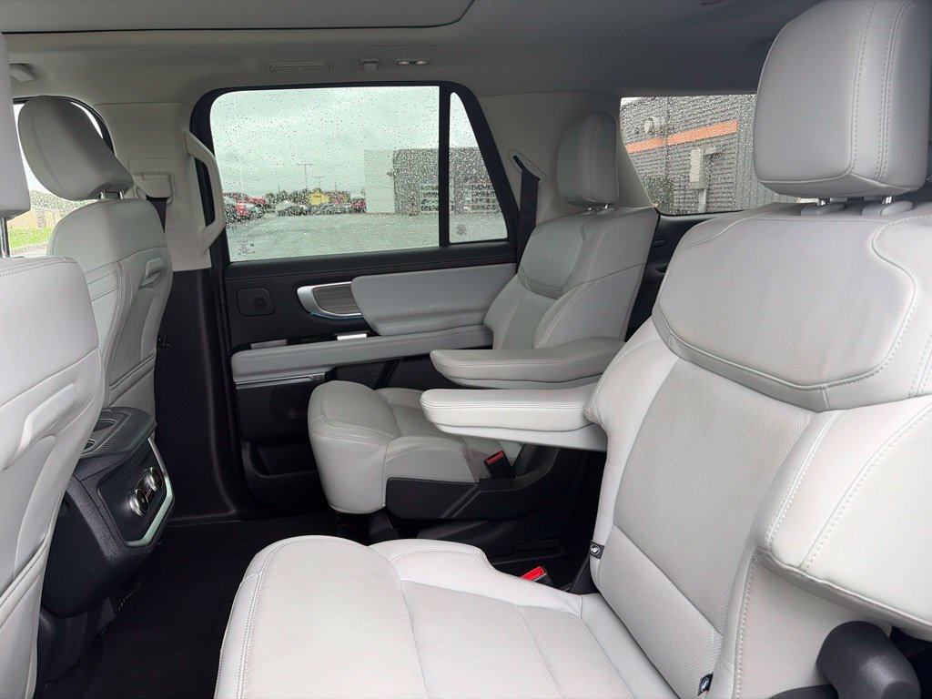 Used 2025 Ford Expedition Max Platinum w/ Driver's Package AWD/4WD image 7