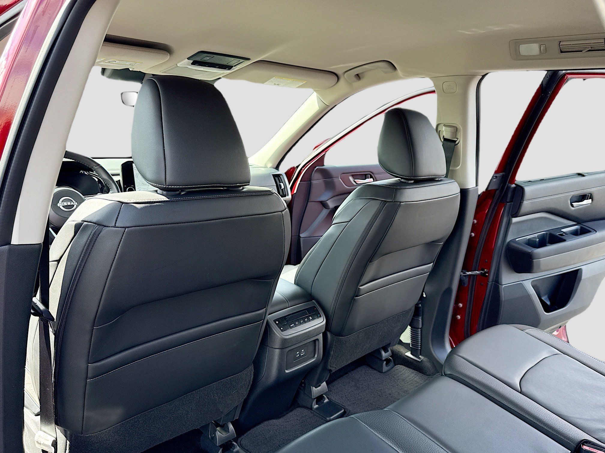 Used 2024 Nissan Pathfinder SL FWD image 6