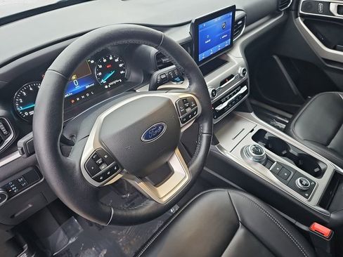 Used 2022 Ford Explorer XLT w/ Equipment Group 202A image 18
