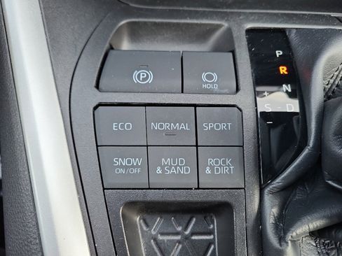 Used 2022 Toyota RAV4 XLE image 18