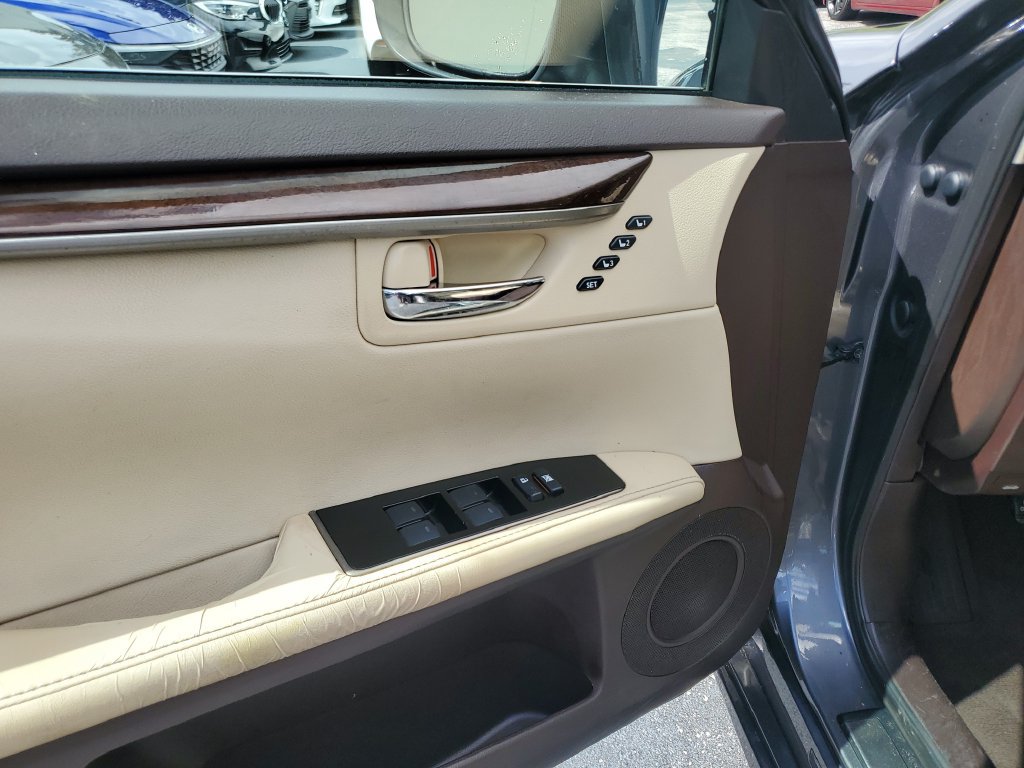 Used 2017 Lexus ES 350 w/ Luxury Package FWD image 19