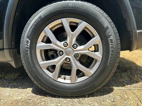 Used 2018 Jeep Grand Cherokee Laredo RWD image 4