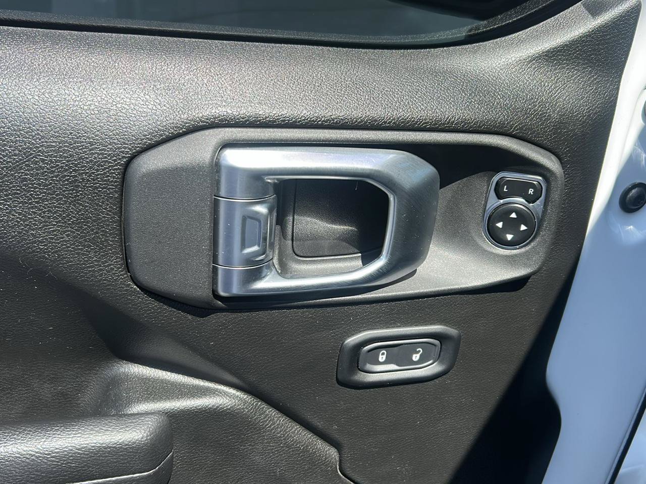 Used 2023 Jeep Gladiator Sport AWD/4WD image 13
