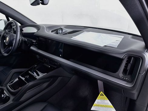 Certified 2025 Porsche Cayenne AWD/4WD image 28