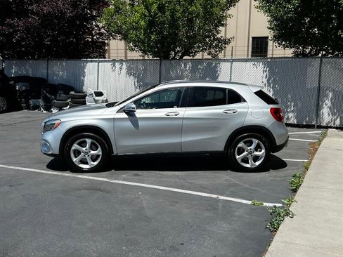 Used 2018 Mercedes-Benz GLA 250 4MATIC w/ Premium Package image 4