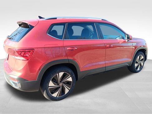 Used 2024 Volkswagen Taos SE w/ Panoramic Sunroof Package image 6