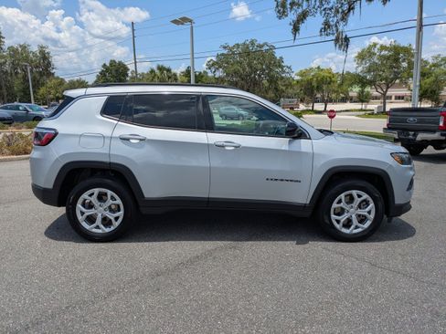 Used 2024 Jeep Compass Latitude AWD/4WD image 3
