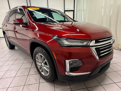 Used 2023 Chevrolet Traverse LT image 2