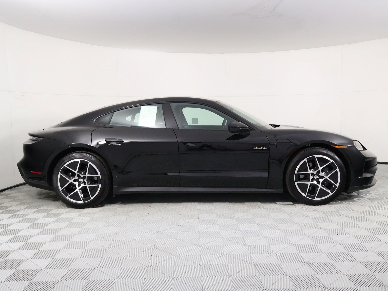 Certified 2026 Porsche Taycan AWD/4WD image 8