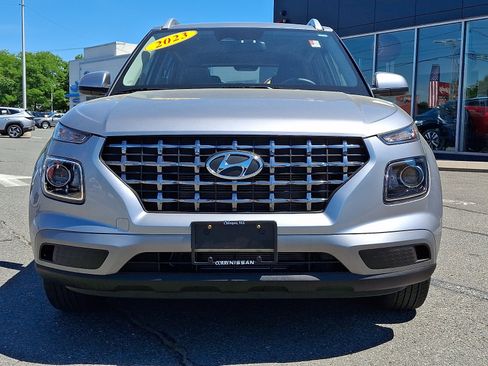 Used 2023 Hyundai Venue SEL FWD image 2
