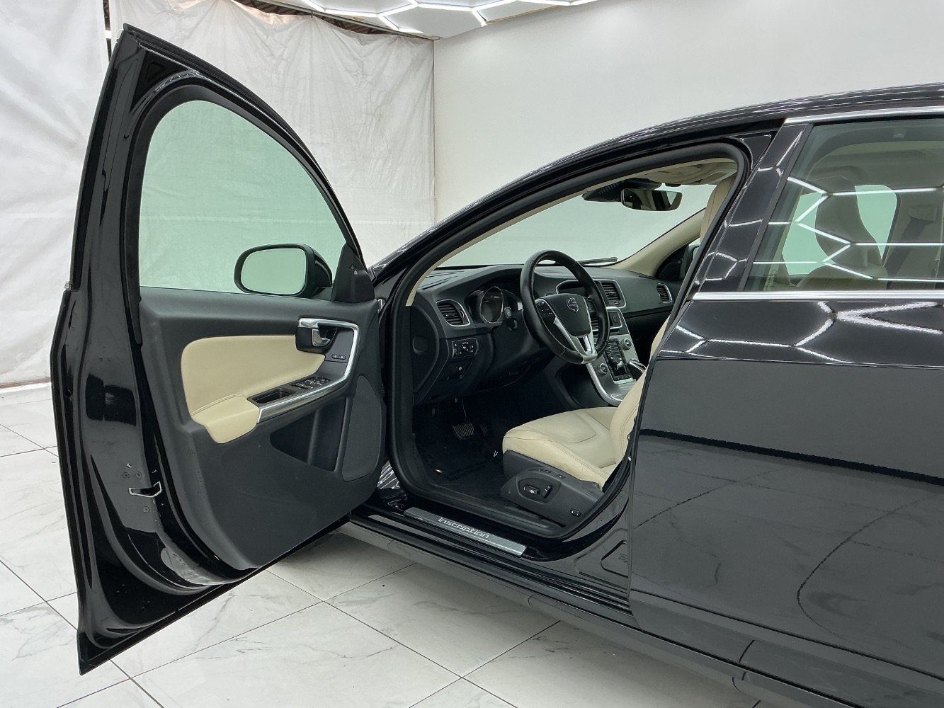 Used 2017 Volvo S60 T5 Inscription Platinum w/ Climate Package AWD/4WD image 16