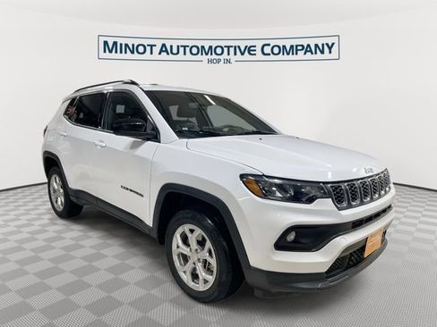 Used 2024 Jeep Compass Latitude image 1