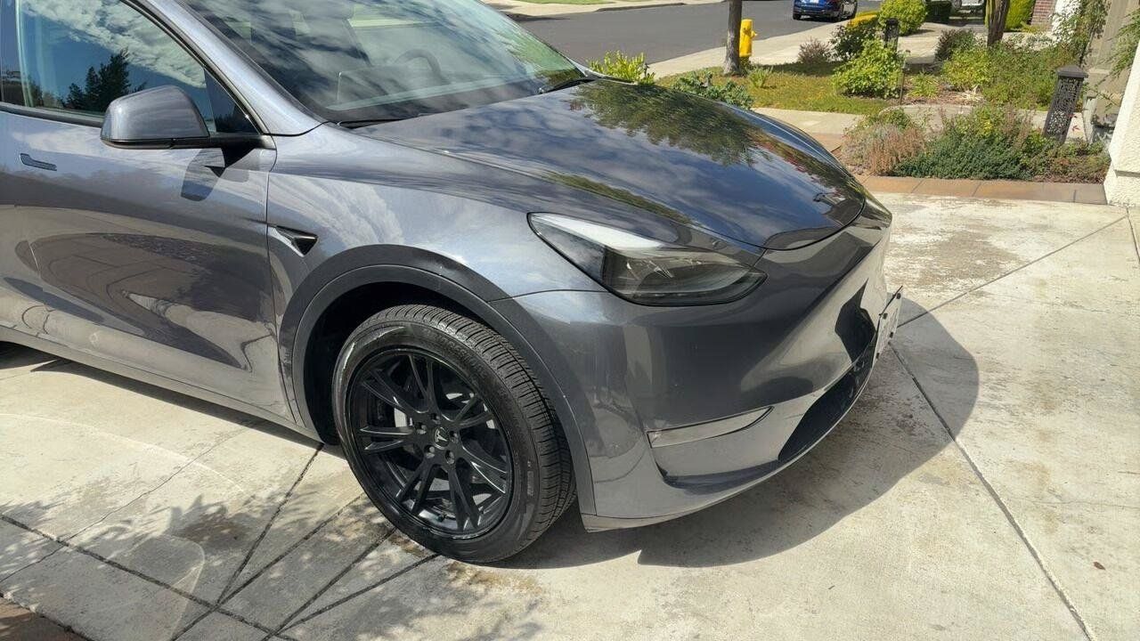 Used 2023 Tesla Model Y Long Range AWD/4WD image 3