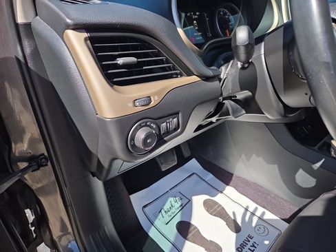 Used 2017 Jeep Cherokee Latitude FWD image 21
