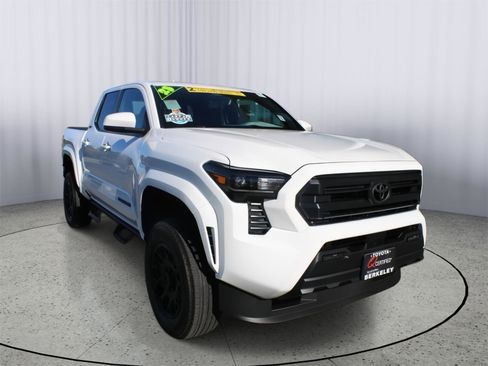 Used 2025 Toyota Tacoma SR5 image 1