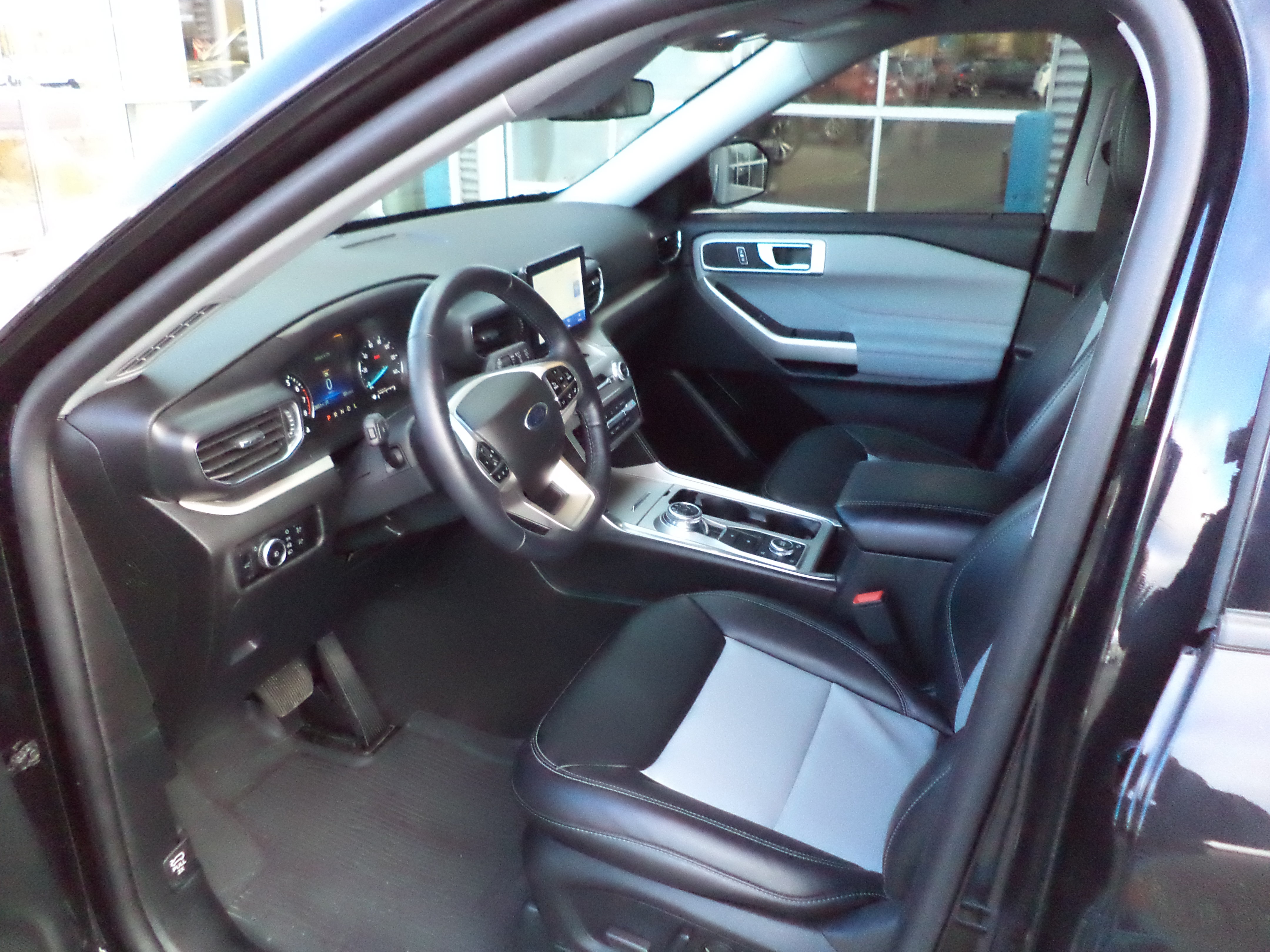 Used 2023 Ford Explorer XLT w/ Equipment Group 202A AWD/4WD image 2