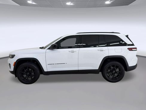 Used 2025 Jeep Grand Cherokee Laredo X AWD/4WD image 2