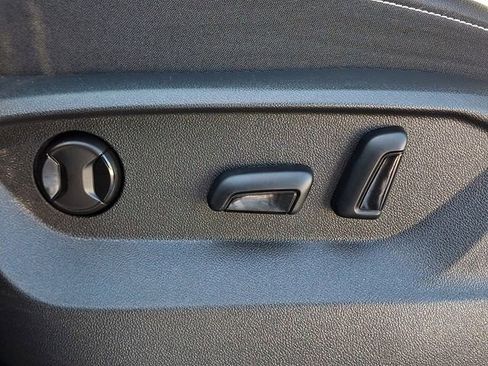 Used 2025 Volkswagen Atlas SE image 28