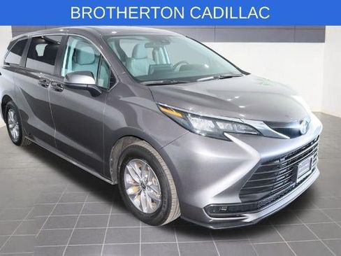 Used 2024 Toyota Sienna LE AWD/4WD image 9