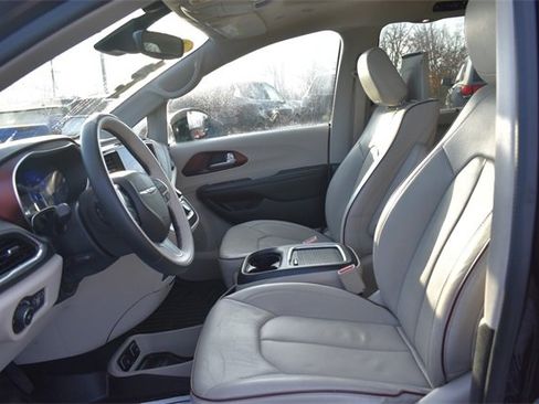 Used 2018 Chrysler Pacifica Limited w/ Advanced Safetytec Group image 28