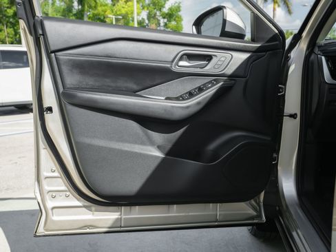 Used 2025 Nissan Rogue Platinum w/ Platinum Premium Package image 32