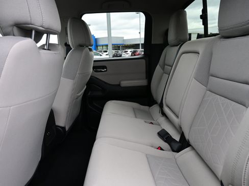 Used 2025 Nissan Frontier SV image 13