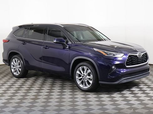 Used 2020 Toyota Highlander Limited image 2