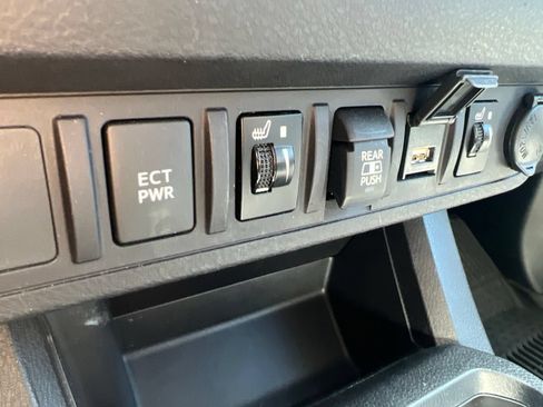 Used 2021 Toyota Tacoma SR5 RWD image 18