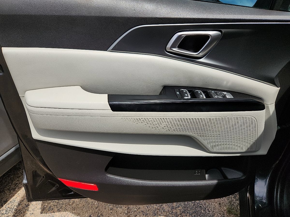 Used 2022 Kia Carnival LX FWD image 8