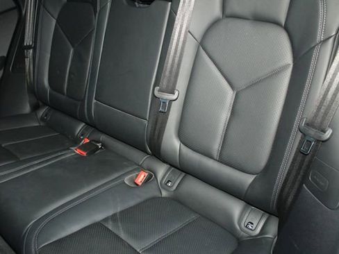 Certified 2025 Porsche Macan image 24