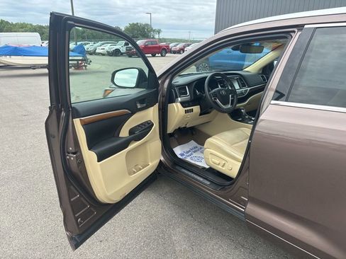 Used 2017 Toyota Highlander Limited AWD/4WD image 25