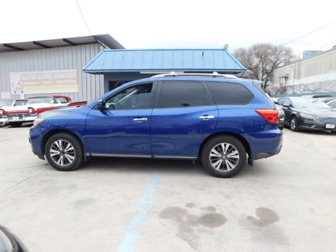 Used 2017 Nissan Pathfinder SV image 4