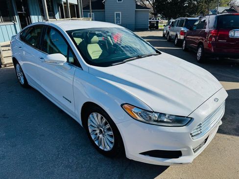 Used 2016 Ford Fusion SE FWD image 1
