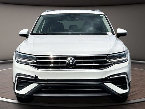 Used 2024 Volkswagen Tiguan SE FWD image 2