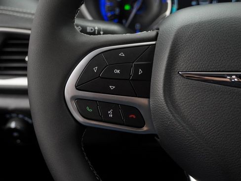 Certified 2025 Chrysler Pacifica Select image 32