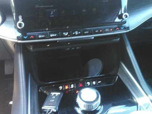 Used 2024 Jeep Wagoneer L Series II RWD image 11