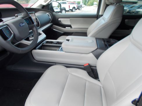 Used 2025 Ford Expedition Max Active AWD/4WD image 4